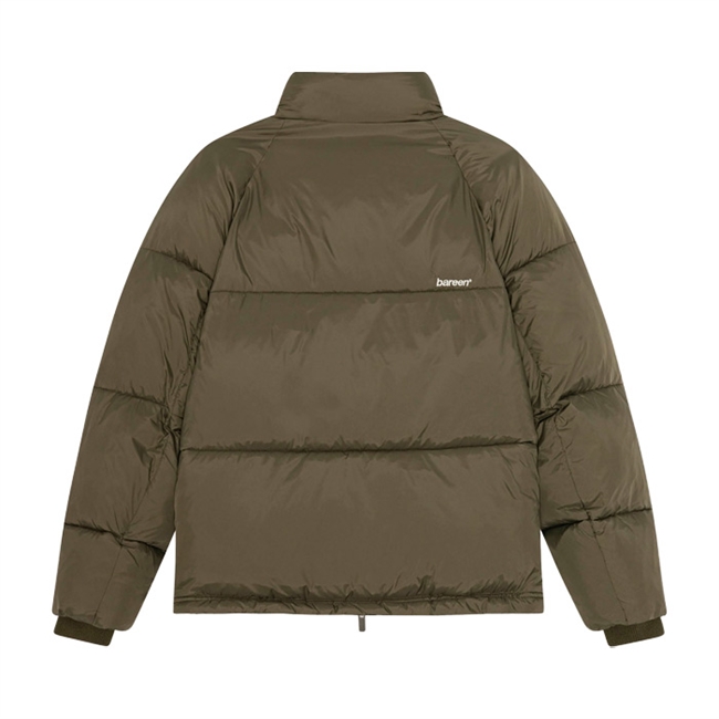 Lækker og behagelig puffer jakke i mørkegrøn med logo på fronten fra Bareen