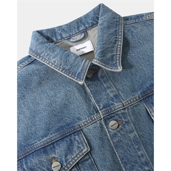 Moderne oversized denim jakke i støvet blå fra Bareen
