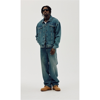 Moderne oversized denim jakke i støvet blå fra Bareen