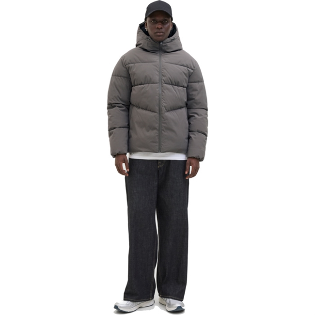 Lækker og behagelig puffer jakke i grå fra Jack & Jones