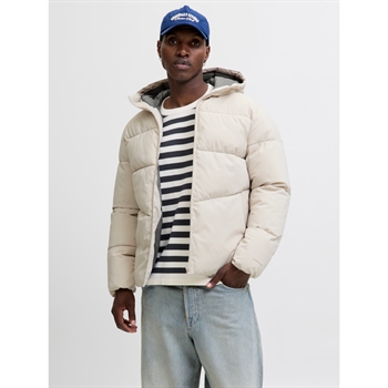Lækker og behagelig puffer jakke i sand farve fra Jack & Jones