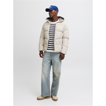 Lækker og behagelig puffer jakke i sand farve fra Jack & Jones