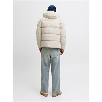 Lækker og behagelig puffer jakke i sand farve fra Jack & Jones