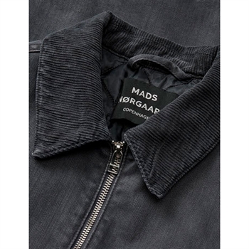 Moderne mørkegrå denimjakke fra Mads Nørgaard