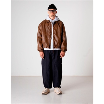 Ikonisk brun biker jakke med unikt design fra Woodbird