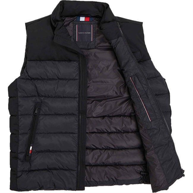 Smart og lækker Puffer-Vest fra Tommy Hilfiger i Sort.