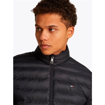 Pæn og stilren jakke i sort fra Tommy Hilfiger med logo