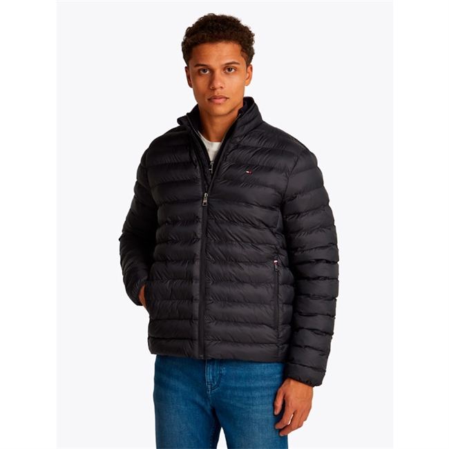 Pæn og stilren jakke i sort fra Tommy Hilfiger med logo