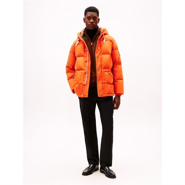 Moderne vinterjakke i orange fra Tommy Hilfiger med logo på siden