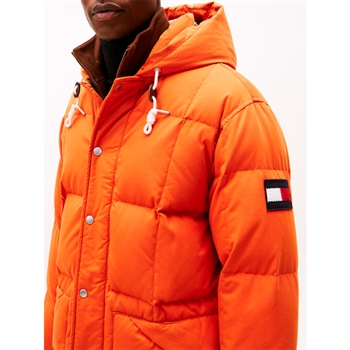 Moderne vinterjakke i orange fra Tommy Hilfiger med logo på siden