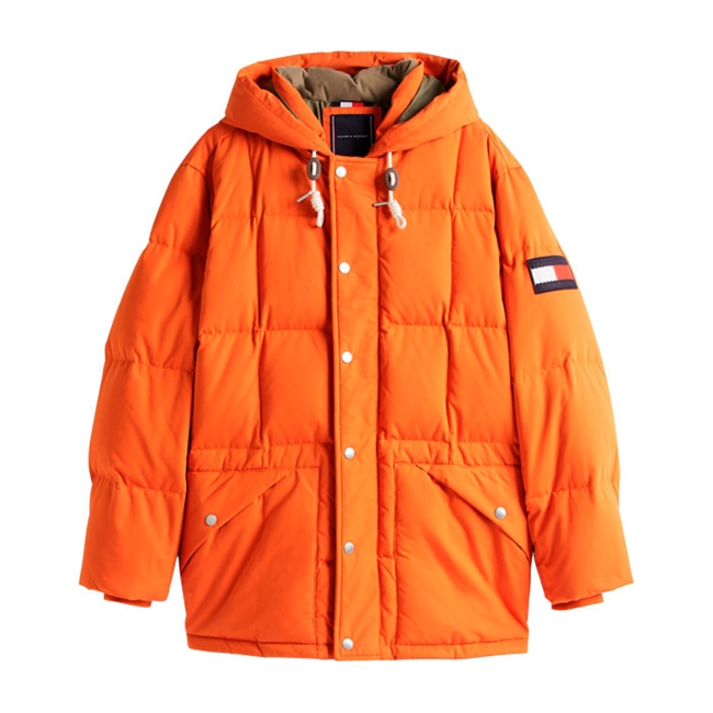 Moderne vinterjakke i orange fra Tommy Hilfiger med logo på siden