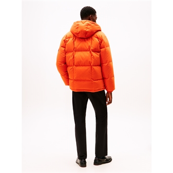Moderne vinterjakke i orange fra Tommy Hilfiger med logo på siden