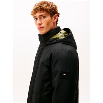 Stilren polstret jakke i sort fra Tommy Hilfiger 