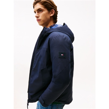 Pæn og stilren tech jakke i blå med hætte fra Tommy Hilfiger 