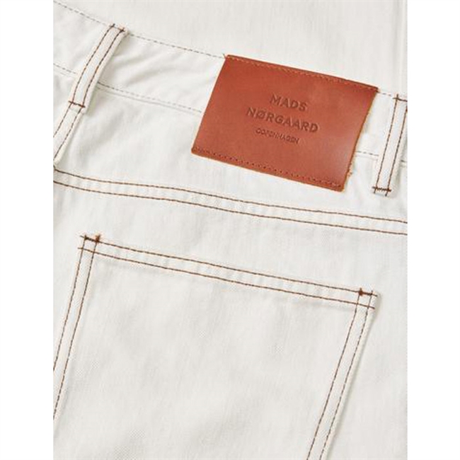 Moderne off white jeans med stikninger fra Mads Nørgaard
