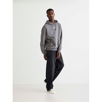 Let vaskede brede sorte jeans fra Woodbird.