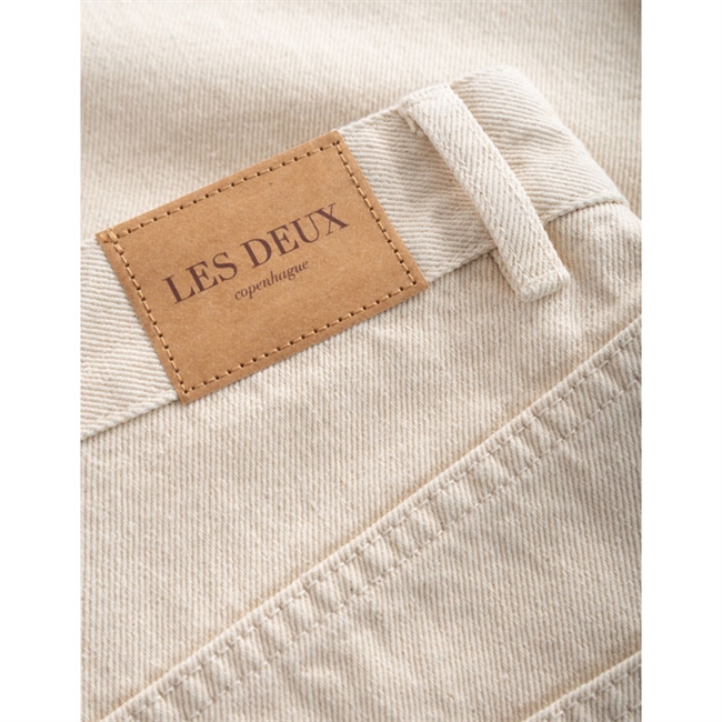 Klassiske og smarte jeans fra Les Deux i beige
