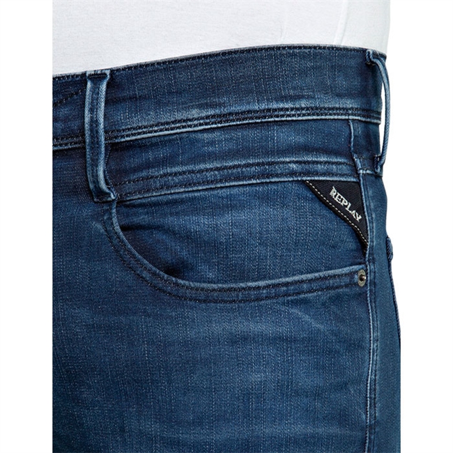 Lækre mørkeblå jeans fra Replay med deres velkendte Hyperflex Cloud og gode vaskede detaljer