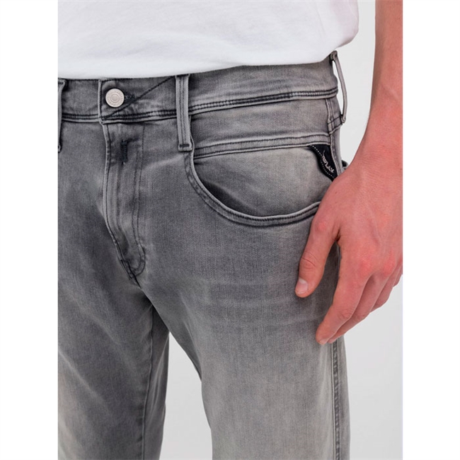 Lækre grå jeans fra Replay med deres velkendte Hyperflex og gode vaskede detaljer