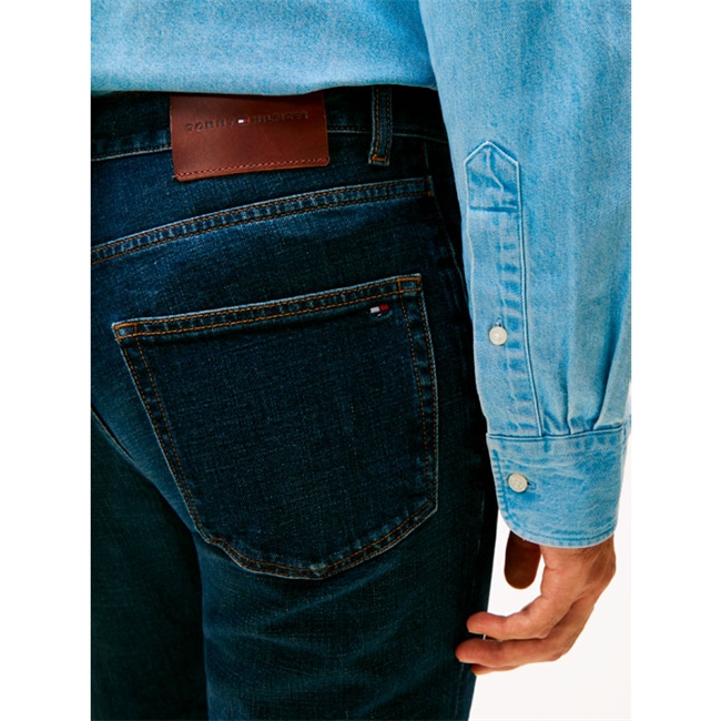 Stilrene straight fit jeans i mørkeblå fra Tommy Hilfiger