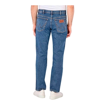 Moderne stilrene jeans i klassisk blå fra Wrangler