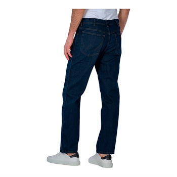 Moderne stilrene jeans i klassisk mørkeblå blå fra Wrangler