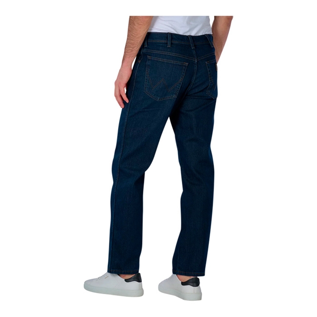 Moderne stilrene jeans i klassisk mørkeblå blå fra Wrangler