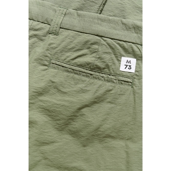 Moderne loose fit chino bukser fra Matinique i grøn