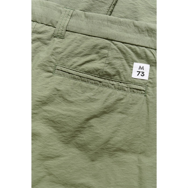 Moderne loose fit chino bukser fra Matinique i grøn