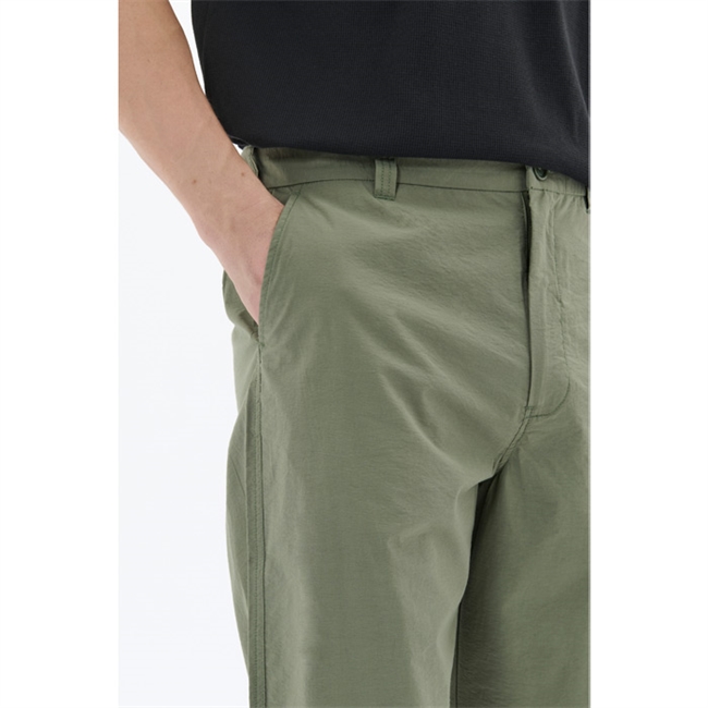 Moderne loose fit chino bukser fra Matinique i grøn