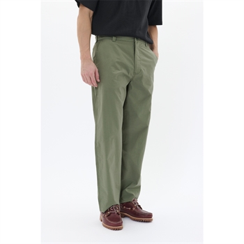 Moderne loose fit chino bukser fra Matinique i grøn
