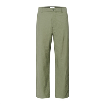 Moderne loose fit chino bukser fra Matinique i grøn
