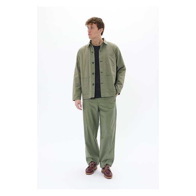 Moderne loose fit chino bukser fra Matinique i grøn