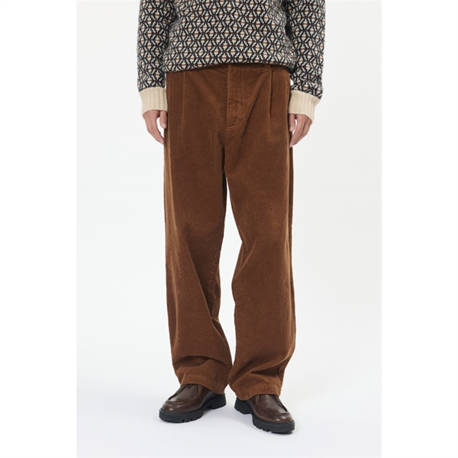 Moderne pleat bukser i brun fra Matinique