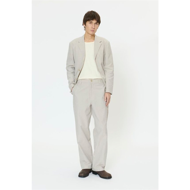 Moderne stribet chino bukser i beige fra Matinique