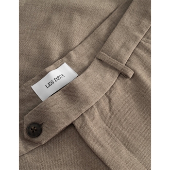 Como Bukser fra Les Deux i en Mørk Sand Melange Farve.