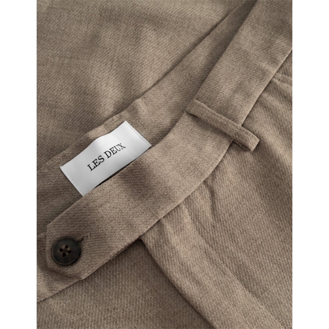 Como Bukser fra Les Deux i en Mørk Sand Melange Farve.