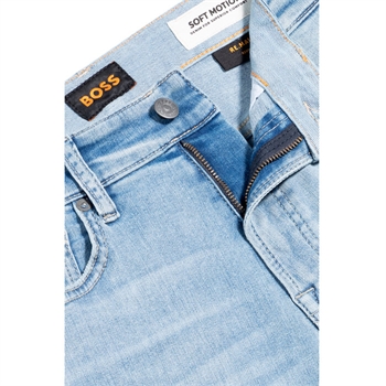 Lyse regular fit jeans i blå fra BOSS med soft motion stretch.