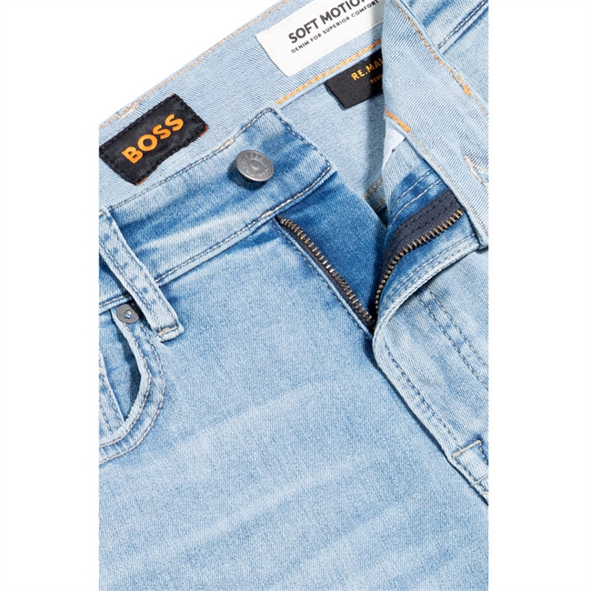 Lyse regular fit jeans i blå fra BOSS med soft motion stretch.