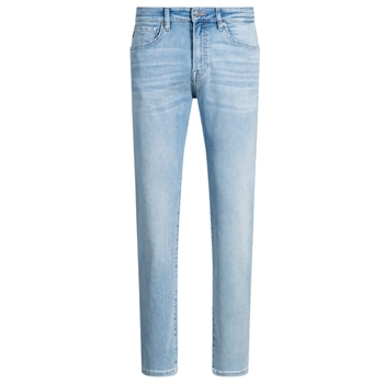 Lyse regular fit jeans i blå fra BOSS med soft motion stretch.