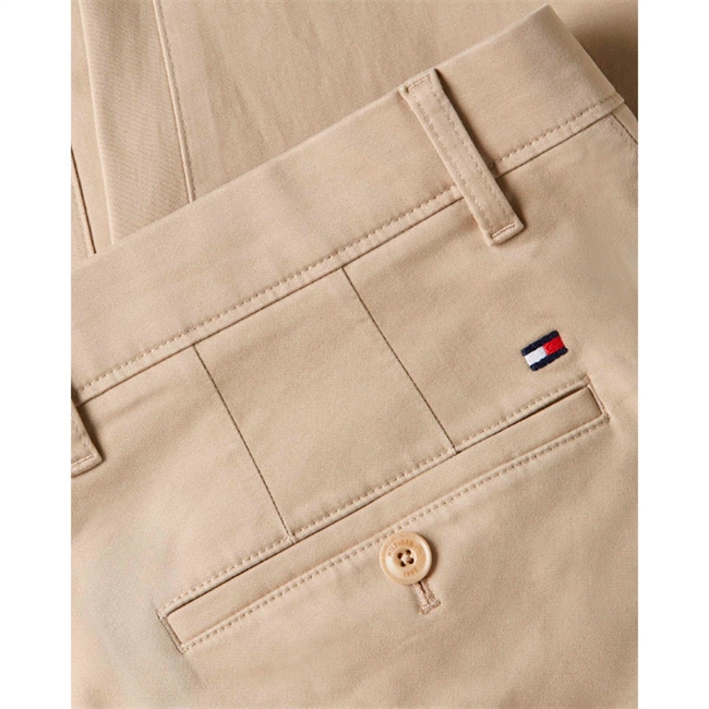 Klassiske Beige straight fit chino bukser fra Tommy Hilfiger