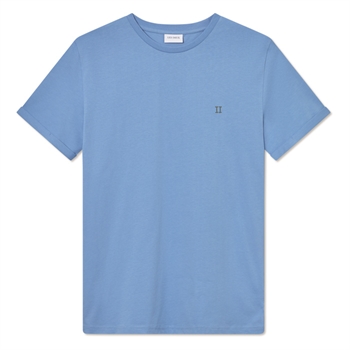 Klassisk lyseblå t-shirt med logo på brystet fra Les Deux
