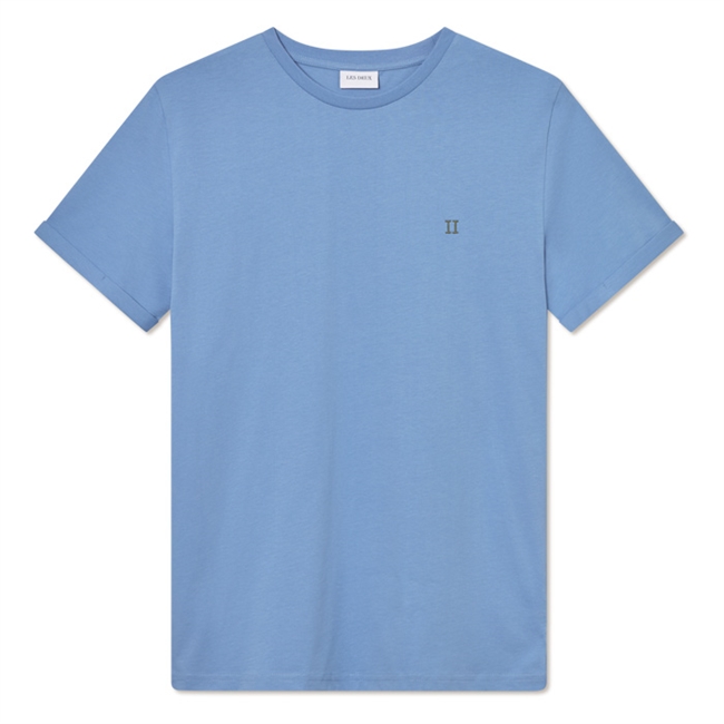 Klassisk lyseblå t-shirt med logo på brystet fra Les Deux