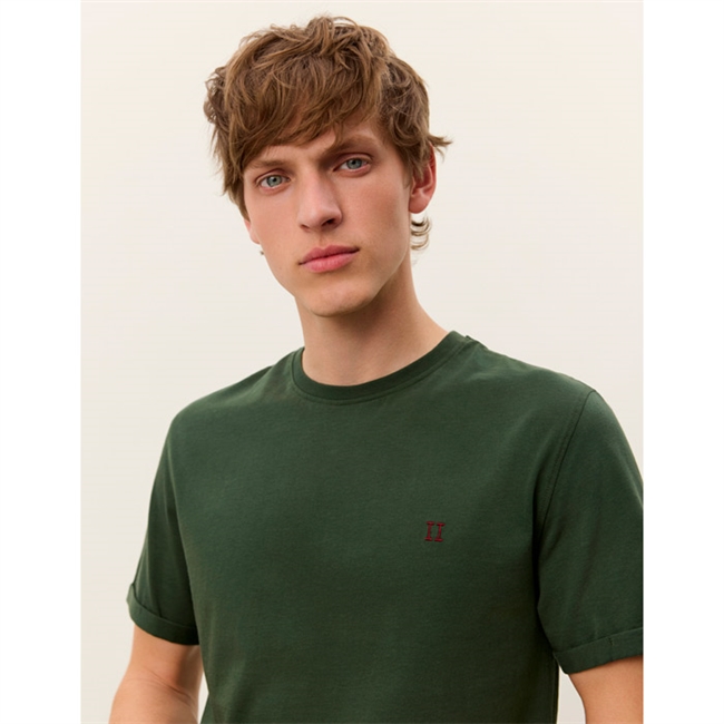 Klassisk grøn t-shirt med logo på brystet fra Les Deux