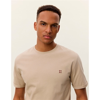 Klassisk beige t-shirt med logo på brystet fra Les Deux