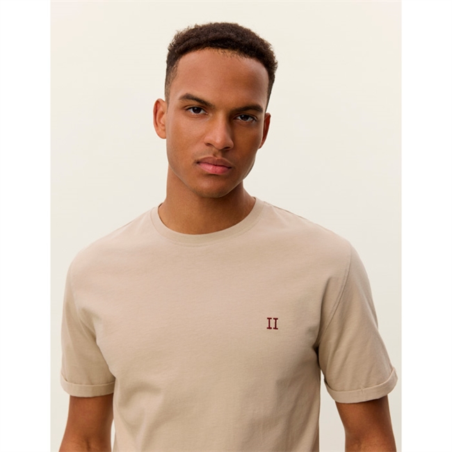 Klassisk beige t-shirt med logo på brystet fra Les Deux