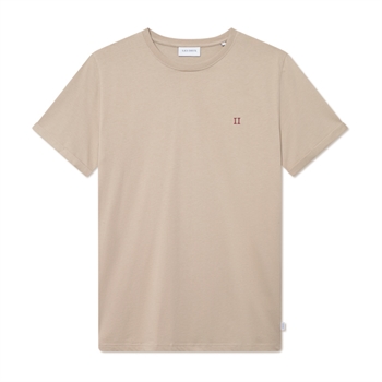 Klassisk beige t-shirt med logo på brystet fra Les Deux