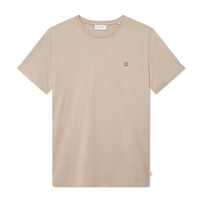 Klassisk beige t-shirt med logo på brystet fra Les Deux