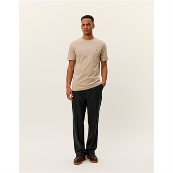 Klassisk beige t-shirt med logo på brystet fra Les Deux