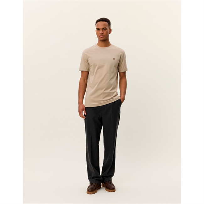 Klassisk beige t-shirt med logo på brystet fra Les Deux